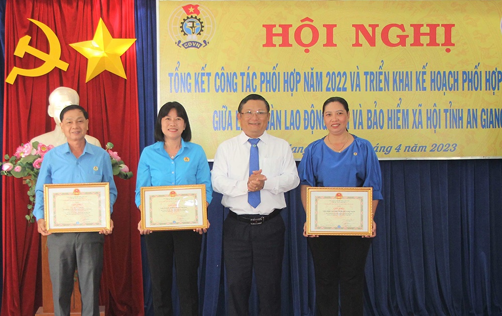 An Giang: LĐLĐ tỉnh ký kết phối hợp hoạt động với nhiều đơn vị An Giang: LĐLĐ tỉnh ký kết phối hợp hoạt động với nhiều đơn vị