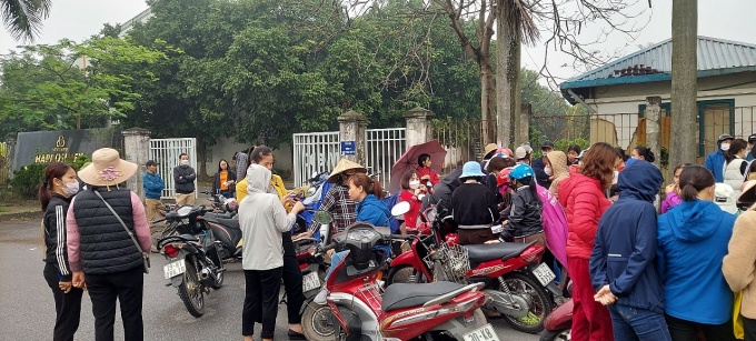 Nhiều nữ công nhân Công ty Haprosimex chưa được lĩnh tiền thai sản Nhiều nữ công nhân Công ty Haprosimex chưa được lĩnh tiền thai sản