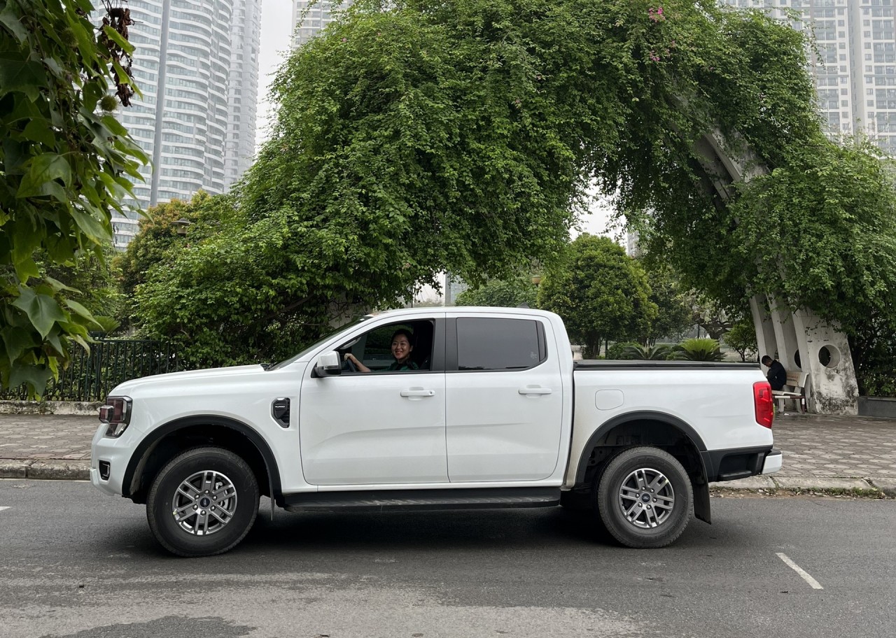 'Với tôi, giày cao gót lái xe vẫn là chân ái'