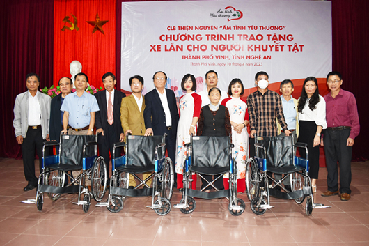 Đại diện thân nhân người khuyết tật lên nhận xe của chương trình Đại diện thân nhân người khuyết tật lên nhận xe của chương trình