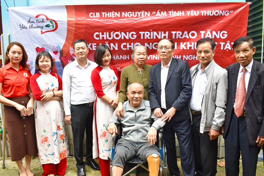 Đại diện CLB trao tặng xe lăn cho ông Trương Văn Bình Đại diện CLB trao tặng xe lăn cho ông Trương Văn Bình