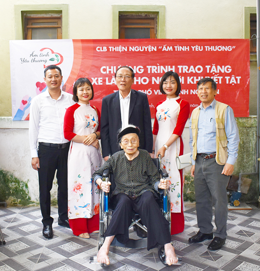 Đại diện CLB trao tặng xe lăn cho bà Đậu Thị Hai Đại diện CLB trao tặng xe lăn cho bà Đậu Thị Hai
