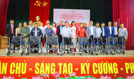 Đại diện thân nhân người khuyết tật lên nhận xe của chương trình Đại diện thân nhân người khuyết tật lên nhận xe của chương trình