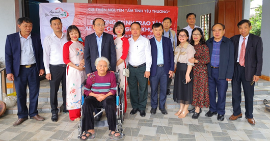 Đại diện CLB trao tặng xe lăn cho bà Nguyễn Thị Hồng Đại diện CLB trao tặng xe lăn cho bà Nguyễn Thị Hồng