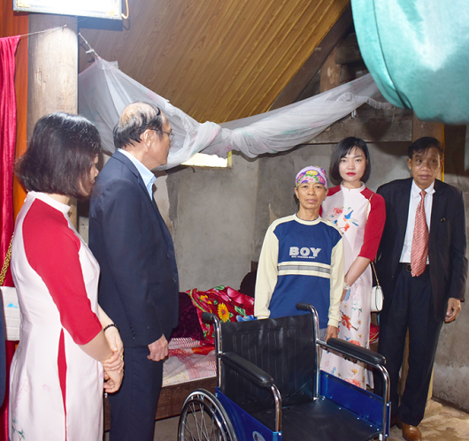 Đại diện CLB trao tặng xe lăn cho bà Nguyễn Thị Châu (nằm trên giường) Đại diện CLB trao tặng xe lăn cho bà Nguyễn Thị Châu (nằm trên giường)