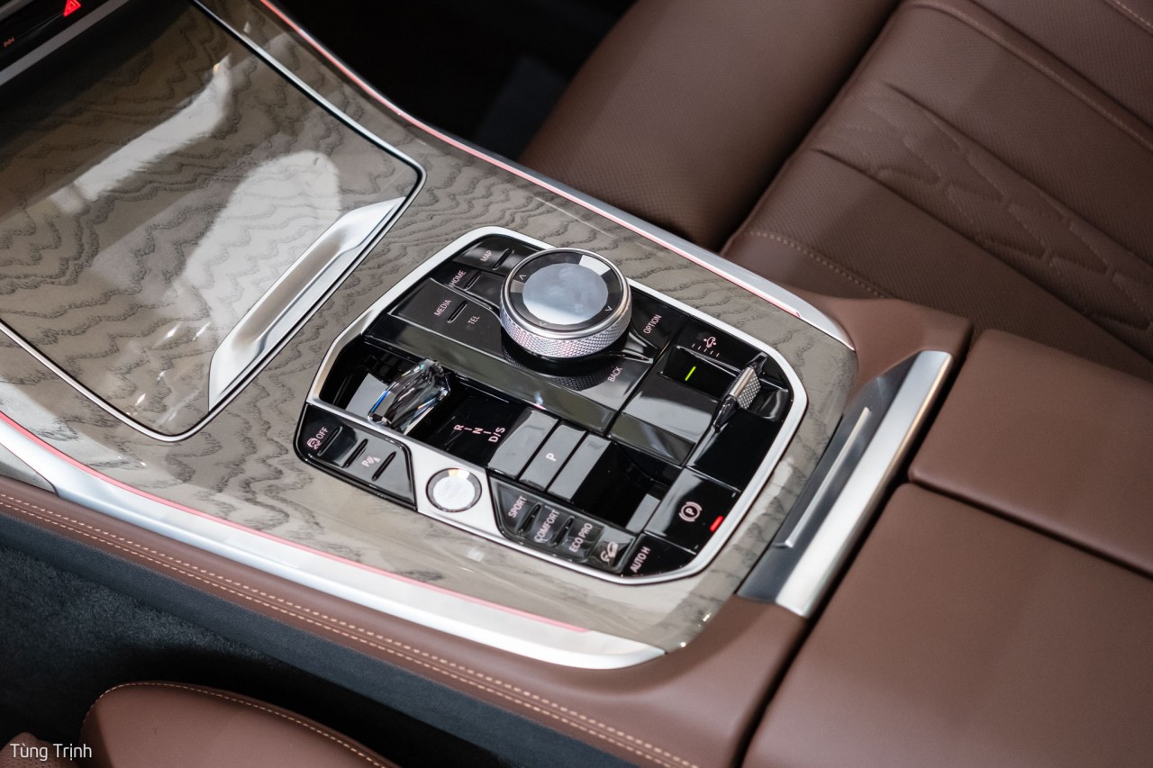 Cận cảnh BMW X7 2023 có mặt tại đại lý Cận cảnh BMW X7 2023 có mặt tại đại lý