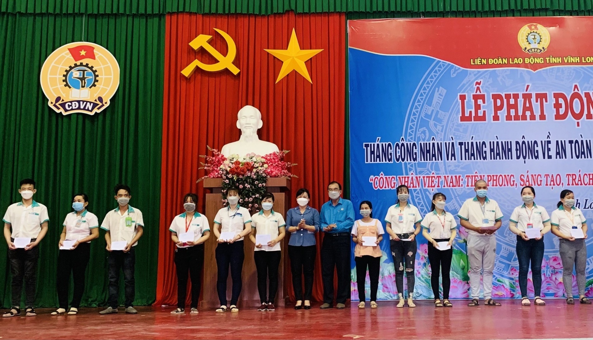 Tích cực hỗ trợ cho người lao động bị mất việc, giảm việc Tích cực hỗ trợ cho người lao động bị mất việc, giảm việc