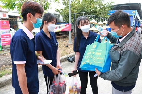 Tích cực hỗ trợ cho người lao động bị mất việc, giảm việc Tích cực hỗ trợ cho người lao động bị mất việc, giảm việc