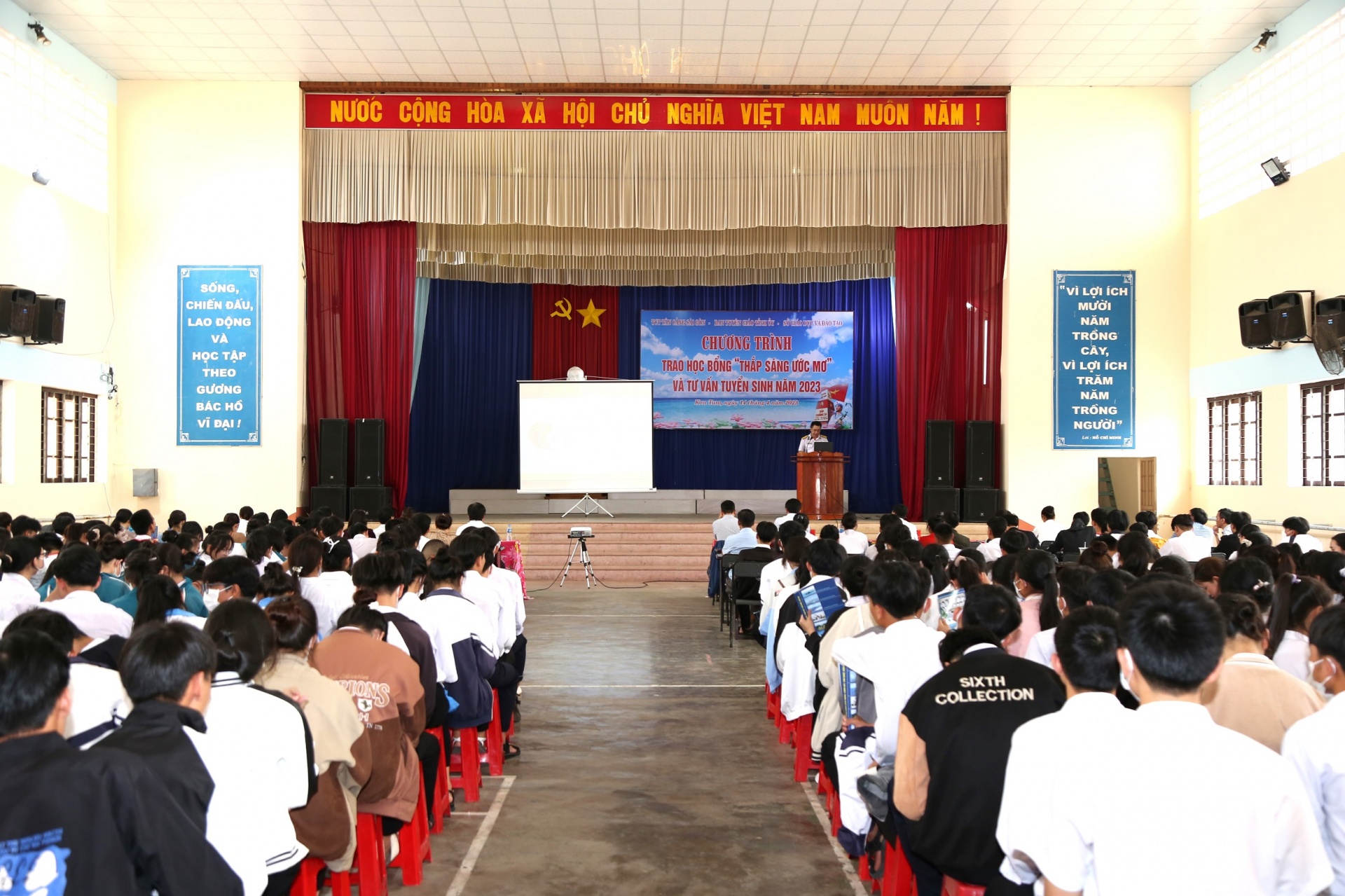 Tổng Công ty Tân Cảng Sài Gòn tuyên truyền biển, đảo và thu hút nguồn nhân lực Tổng Công ty Tân Cảng Sài Gòn tuyên truyền biển, đảo và thu hút nguồn nhân lực