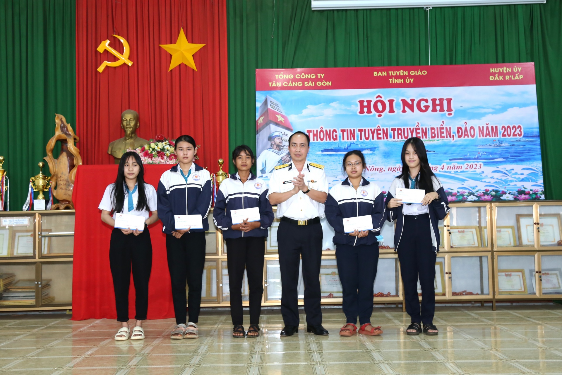 Tổng Công ty Tân Cảng Sài Gòn tuyên truyền biển, đảo và thu hút nguồn nhân lực Tổng Công ty Tân Cảng Sài Gòn tuyên truyền biển, đảo và thu hút nguồn nhân lực