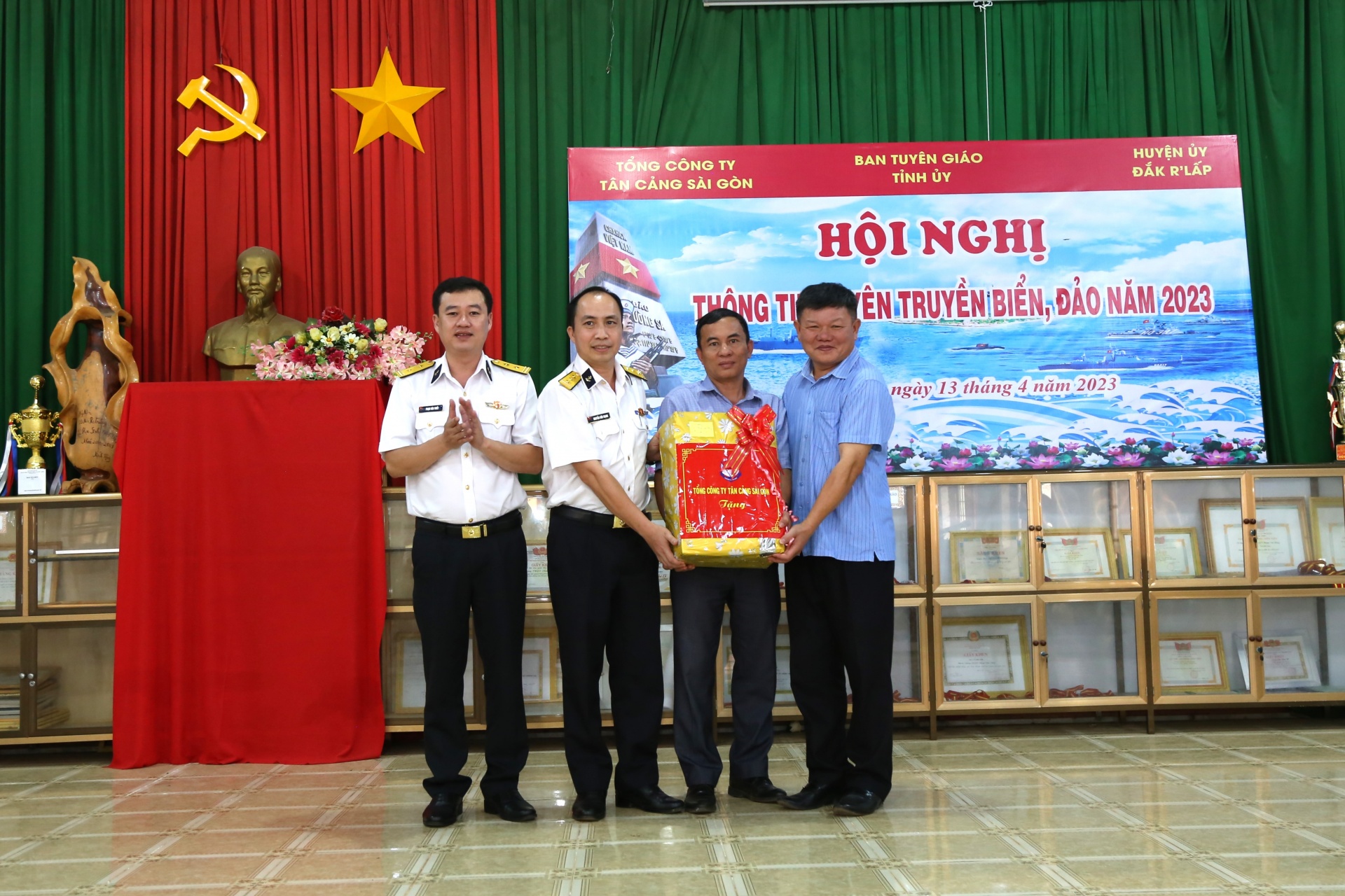 Tổng Công ty Tân Cảng Sài Gòn tuyên truyền biển, đảo và thu hút nguồn nhân lực Tổng Công ty Tân Cảng Sài Gòn tuyên truyền biển, đảo và thu hút nguồn nhân lực