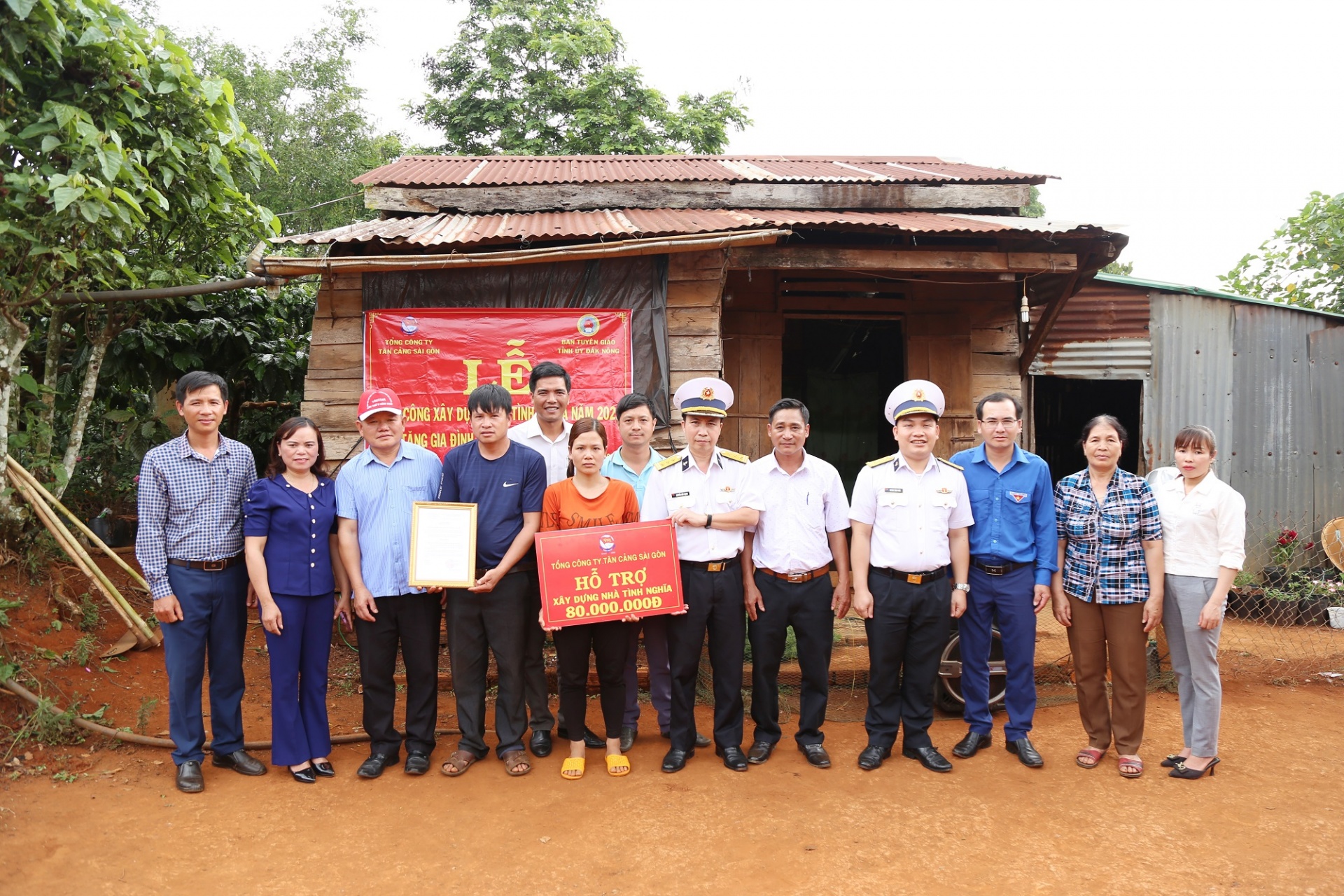 Tổng Công ty Tân Cảng Sài Gòn tuyên truyền biển, đảo và thu hút nguồn nhân lực Tổng Công ty Tân Cảng Sài Gòn tuyên truyền biển, đảo và thu hút nguồn nhân lực