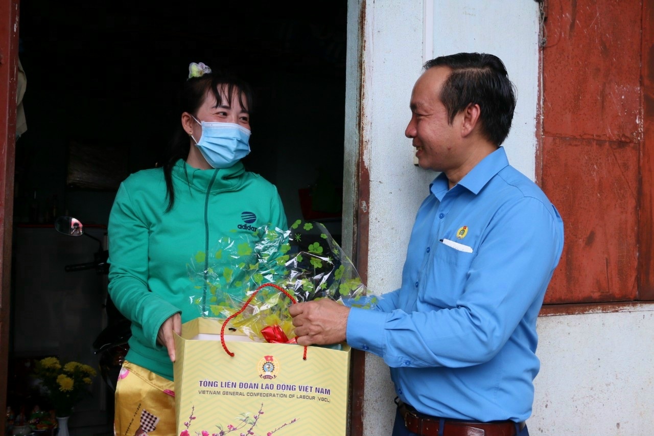 Hơn 16.700 người lao động thiếu việc, mất việc làm được LĐLĐ tỉnh Bình Dương hỗ trợ Hơn 16.700 người lao động thiếu việc, mất việc làm được LĐLĐ tỉnh Bình Dương hỗ trợ