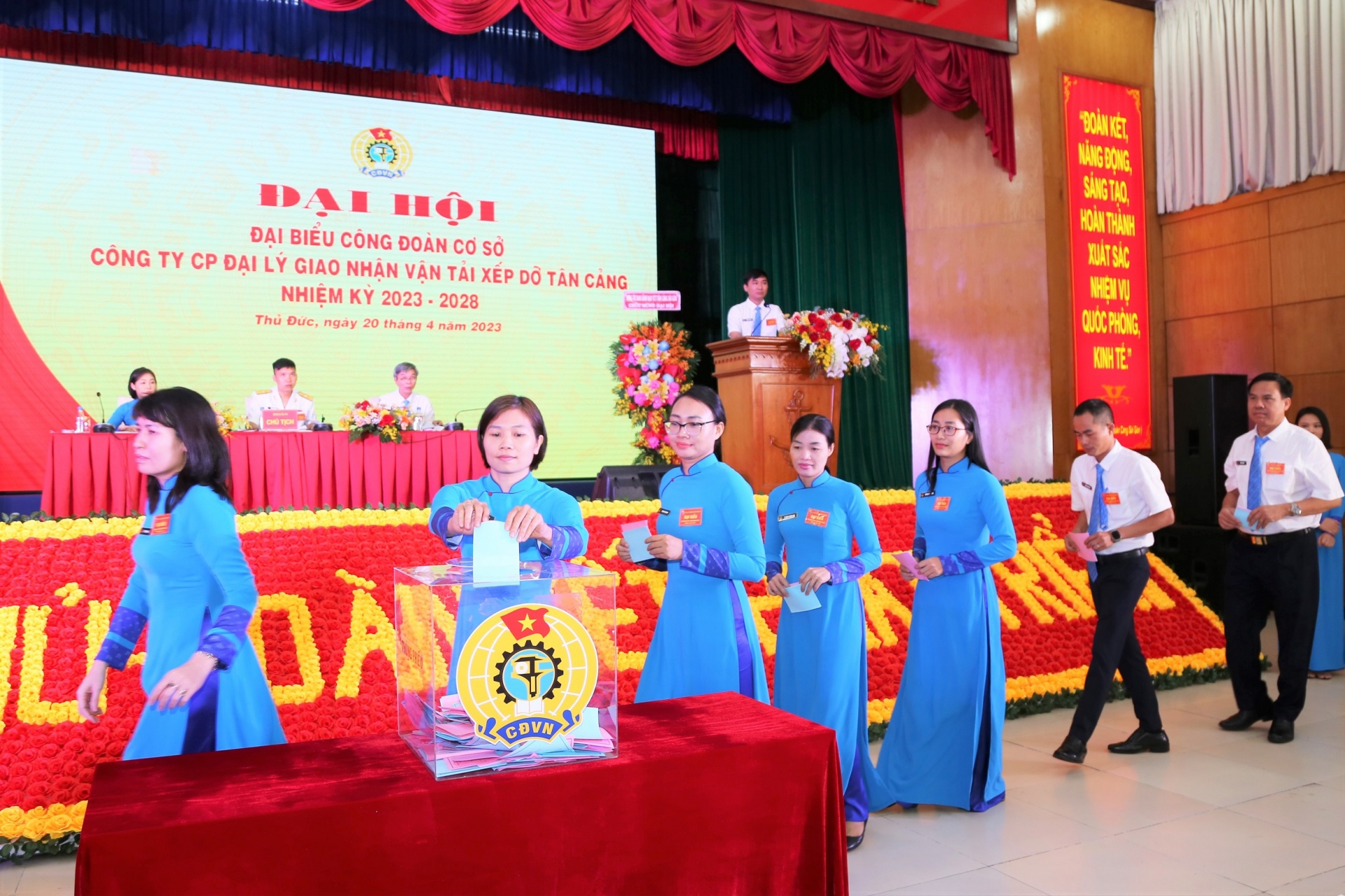 Công đoàn Công ty CP TCL: Từng bước đổi mới, phát triển cả bề rộng và chiều sâu Công đoàn Công ty CP TCL: Từng bước đổi mới, phát triển cả bề rộng và chiều sâu