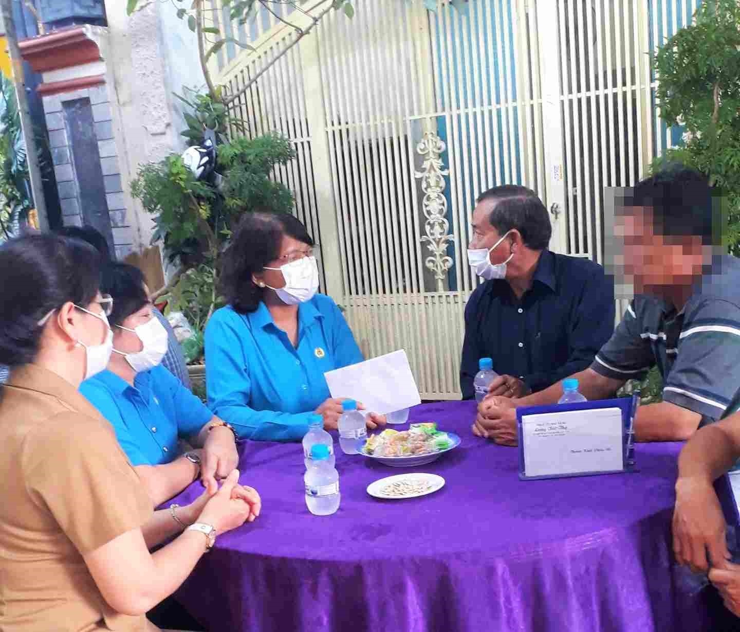 Công đoàn Long An: Thăm, hỗ trợ gia đình nạn nhân là công nhân tử vong do TNGT