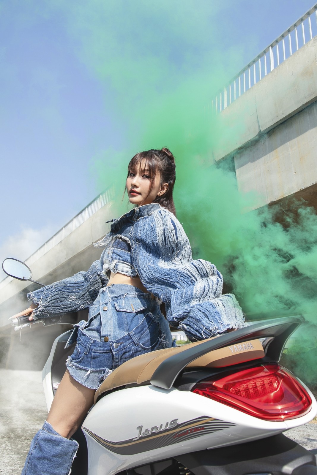 Liz Ngụy Thùy Linh đồng điệu cùng Yamaha Janus trong bộ ảnh mới Liz Ngụy Thùy Linh đồng điệu cùng Yamaha Janus trong bộ ảnh mới