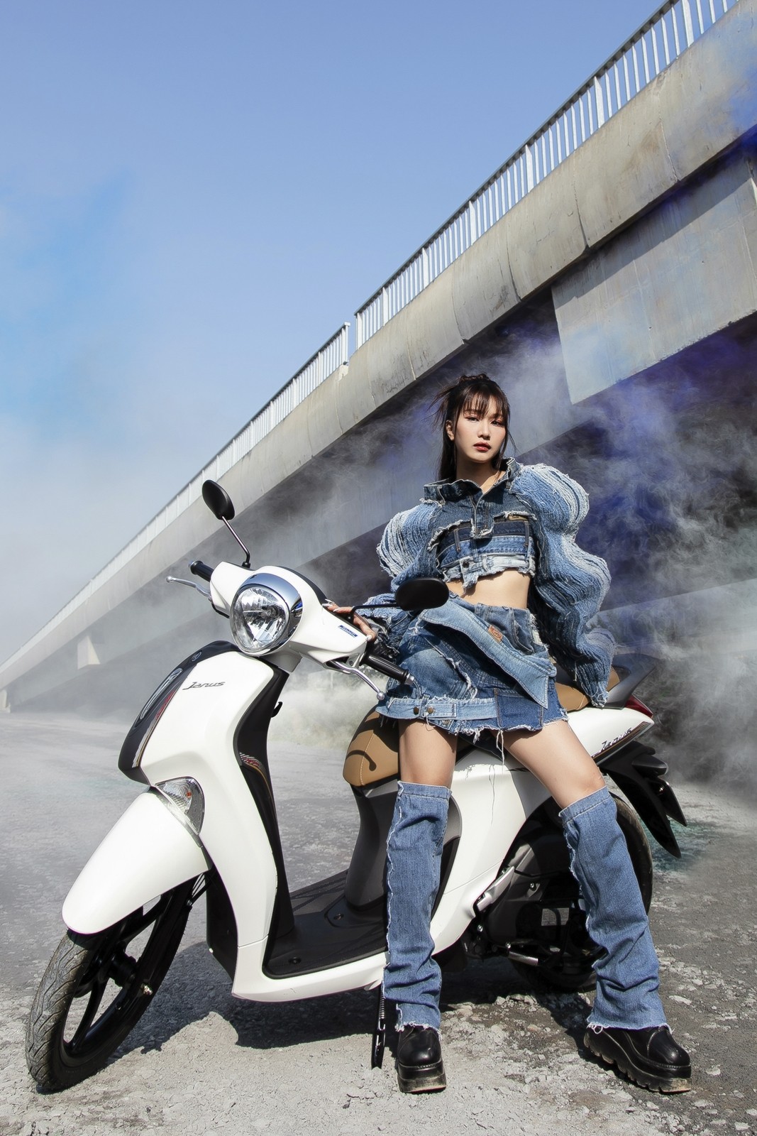 Liz Ngụy Thùy Linh đồng điệu cùng Yamaha Janus trong bộ ảnh mới Liz Ngụy Thùy Linh đồng điệu cùng Yamaha Janus trong bộ ảnh mới