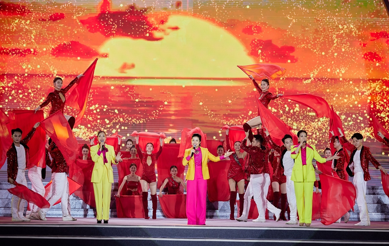 Quảng trường biển Sầm Sơn rực sáng trong đêm khai mạc Lễ hội du lịch biển