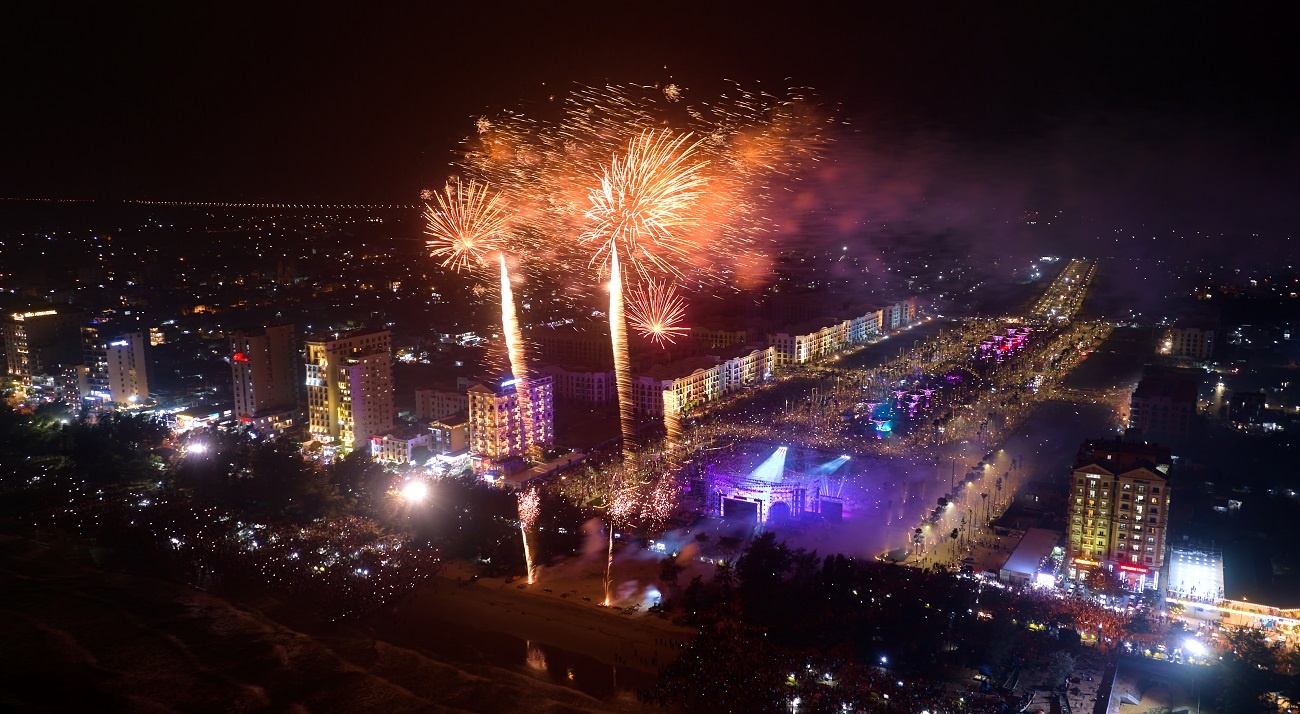 Quảng trường biển Sầm Sơn rực sáng trong đêm khai mạc Lễ hội du lịch biển