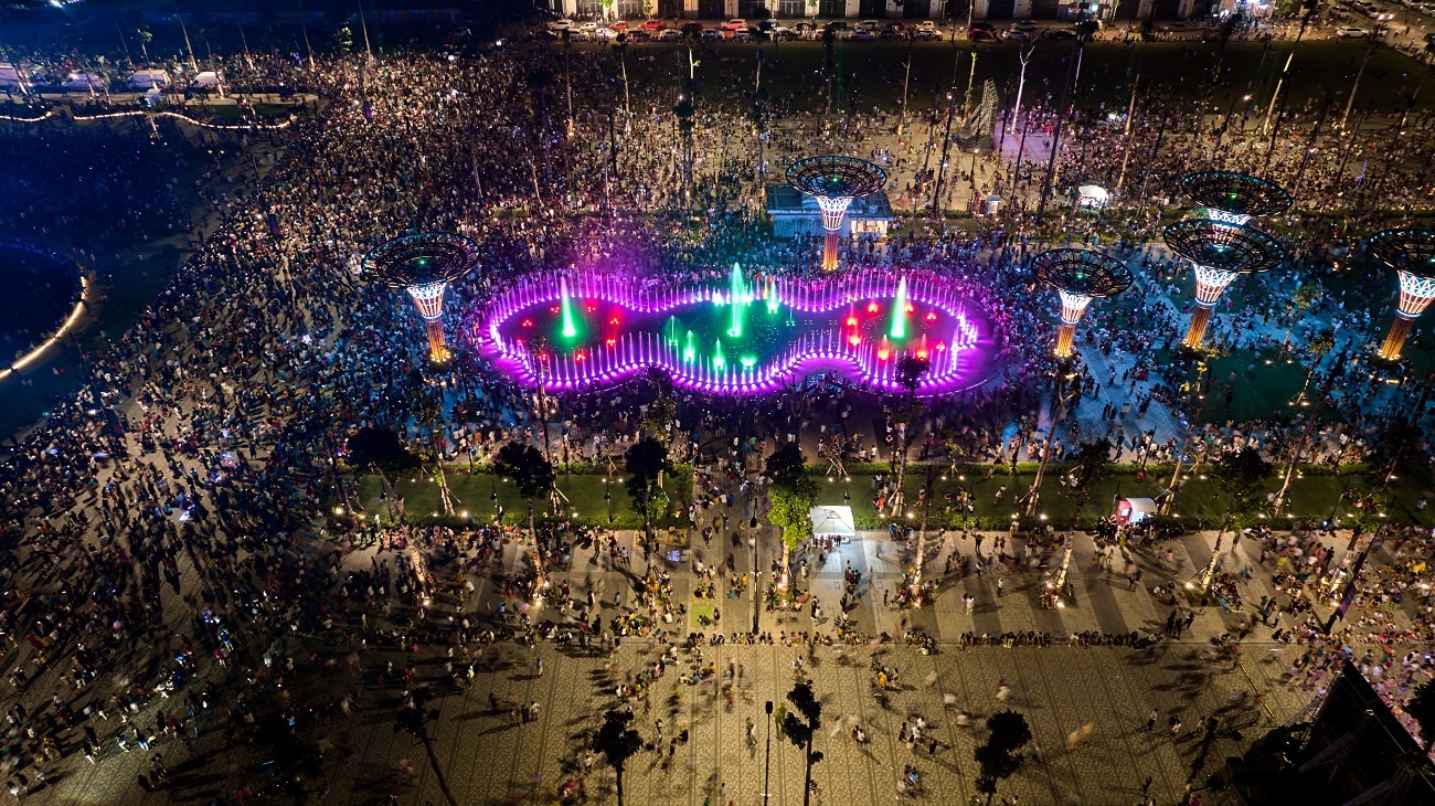 Quảng trường biển Sầm Sơn rực sáng trong đêm khai mạc Lễ hội du lịch biển