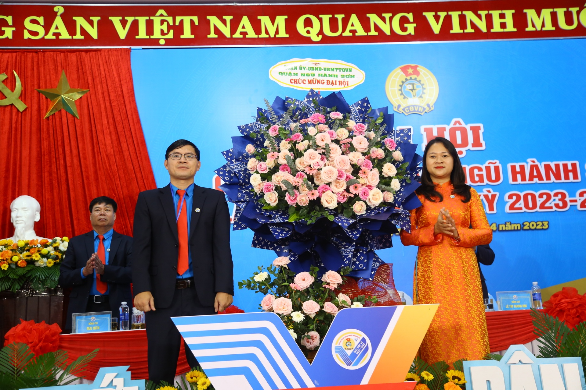 Đồng chí Cao Thị Huyền Trân, Thành ủy viên, Bí thư Quận ủy Ngũ Hành Sơn tặng hoa chúc mừng Đại hội. Ảnh: PHAN NGUYÊN