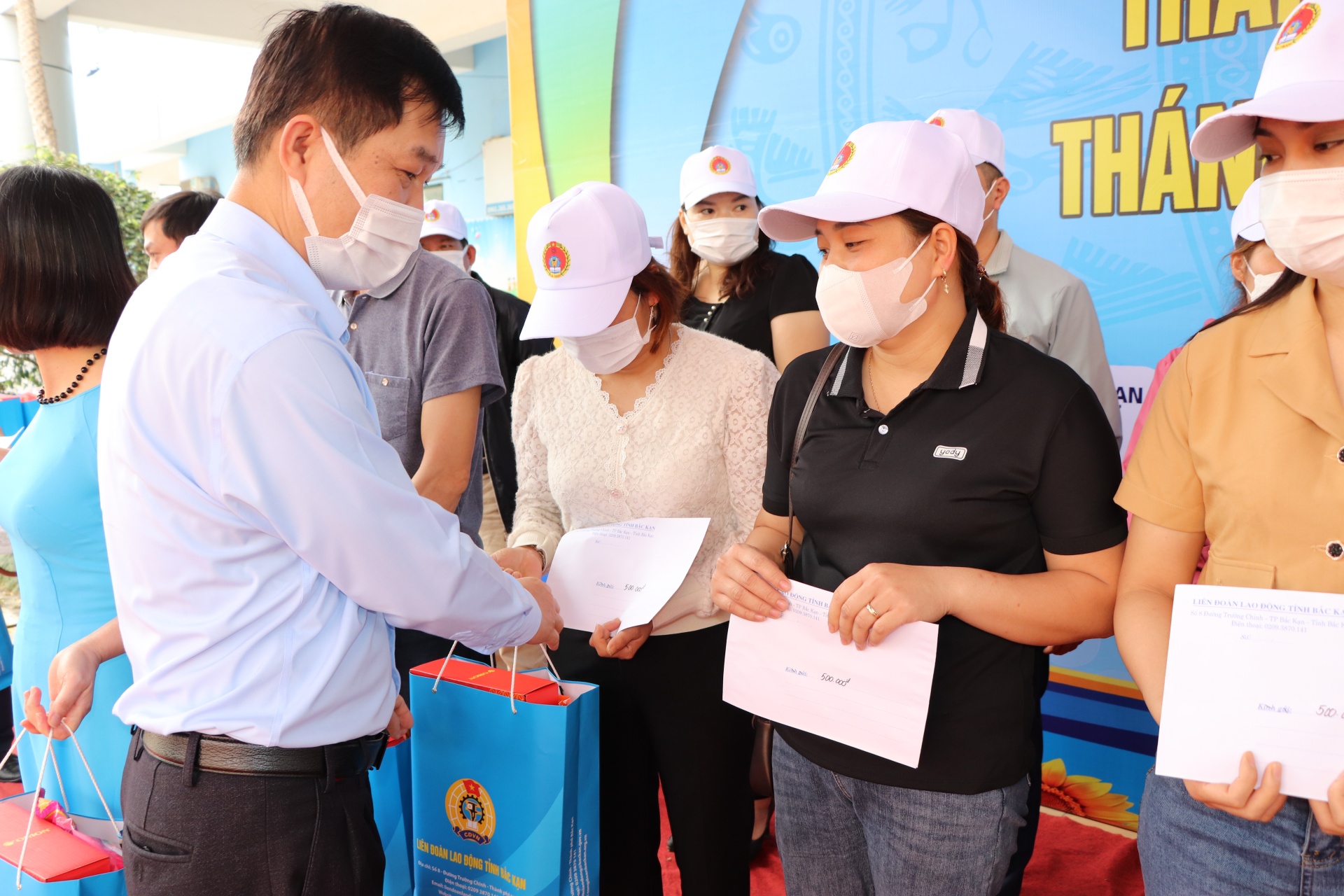 Bắc Kạn: Nhiều hoạt động chăm lo đời sống NLĐ được triển khai trong Tháng Công nhân Bắc Kạn: Nhiều hoạt động chăm lo đời sống NLĐ được triển khai trong Tháng Công nhân