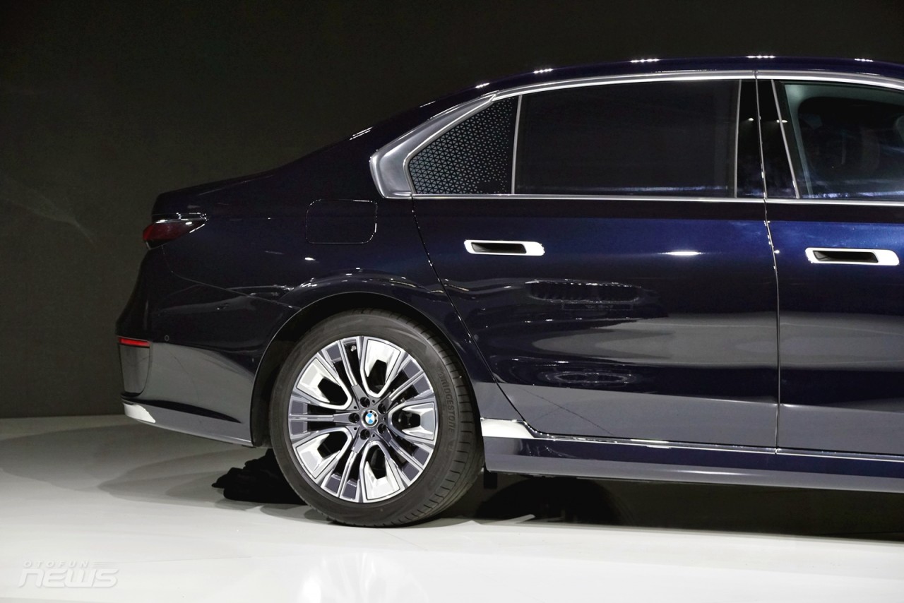 Cận cảnh BMW 7-Series 2023 giá từ 5,199 tỷ đồng tại Việt Nam Cận cảnh BMW 7-Series 2023 giá từ 5,199 tỷ đồng tại Việt Nam