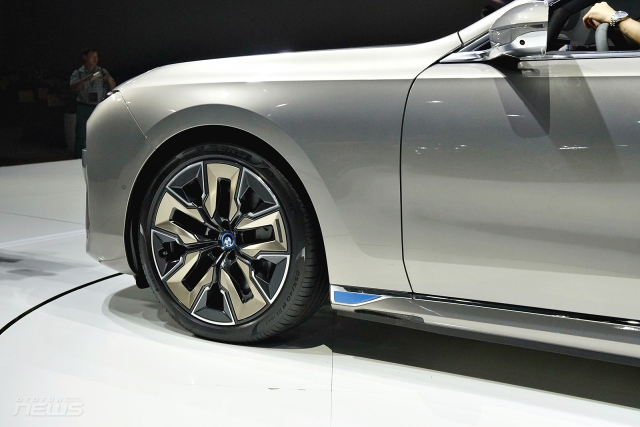 Cận cảnh xe điện hạng sang BMW i7 2023 giá 7,2 tỉ đồng tại Việt Nam