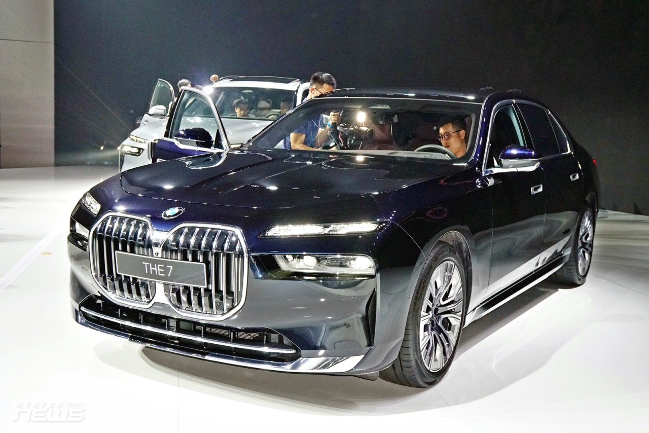 Cận cảnh BMW 7-Series 2023 giá từ 5,199 tỷ đồng tại Việt Nam Cận cảnh BMW 7-Series 2023 giá từ 5,199 tỷ đồng tại Việt Nam