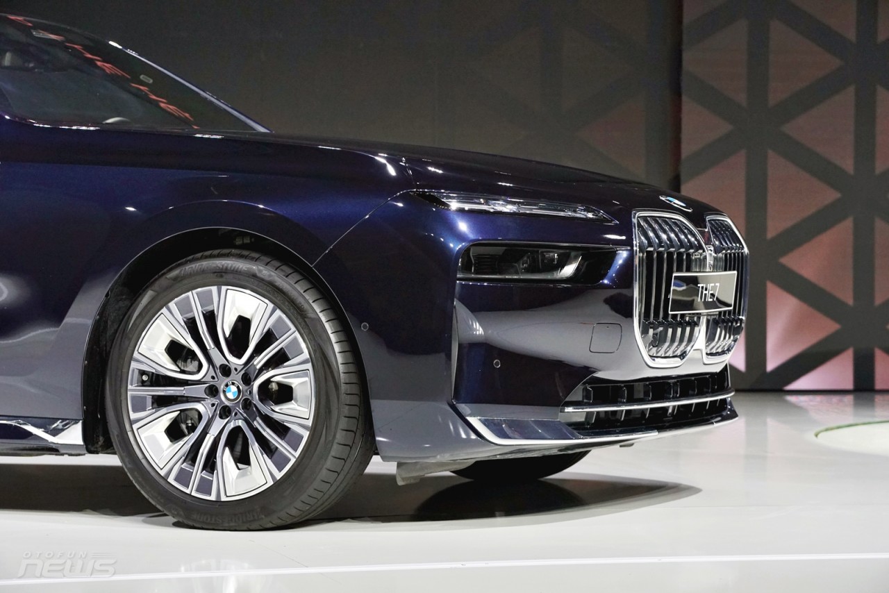 Cận cảnh BMW 7-Series 2023 giá từ 5,199 tỷ đồng tại Việt Nam Cận cảnh BMW 7 Series 2023 giá từ 5,199 tỷ đồng tại Việt Nam