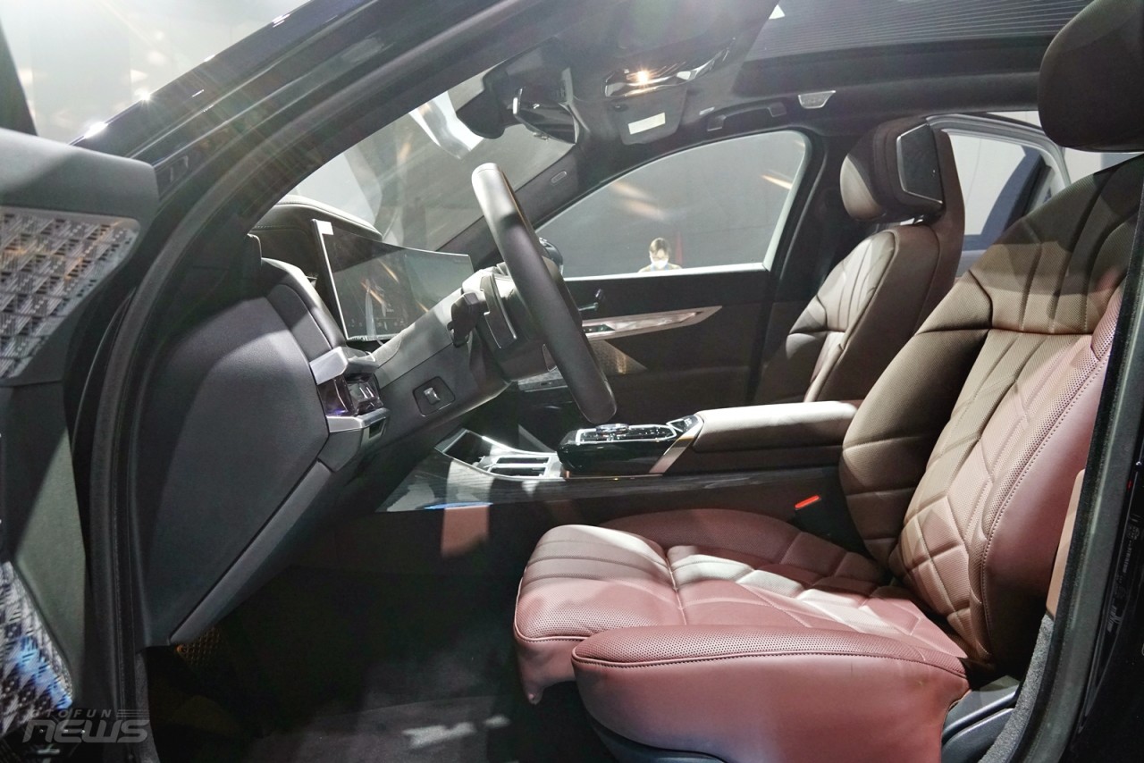 Cận cảnh BMW 7-Series 2023 giá từ 5,199 tỷ đồng tại Việt Nam Cận cảnh BMW 7-Series 2023 giá từ 5,199 tỷ đồng tại Việt Nam