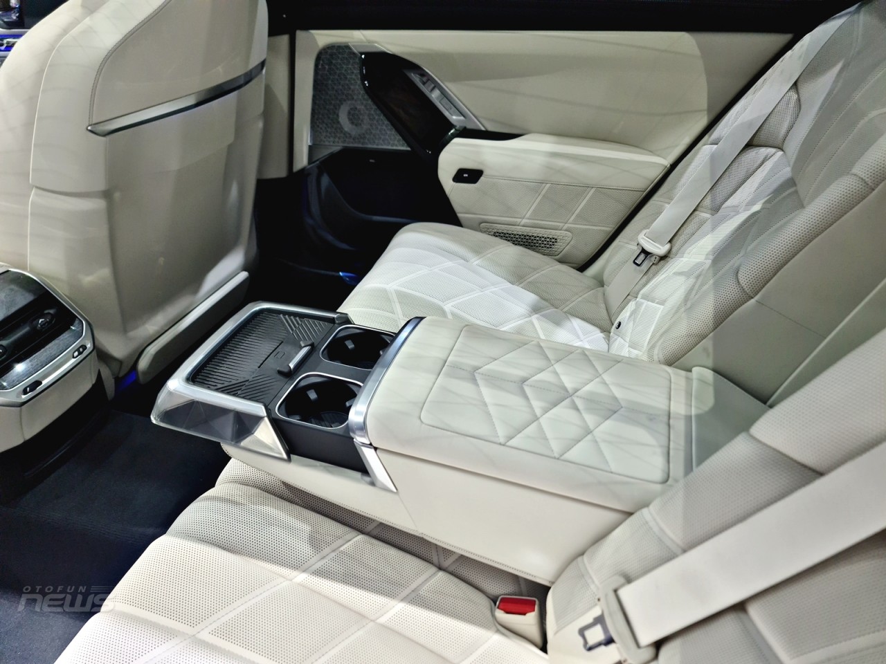 Cận cảnh xe điện hạng sang BMW i7 2023 giá 7,2 tỉ đồng tại Việt Nam