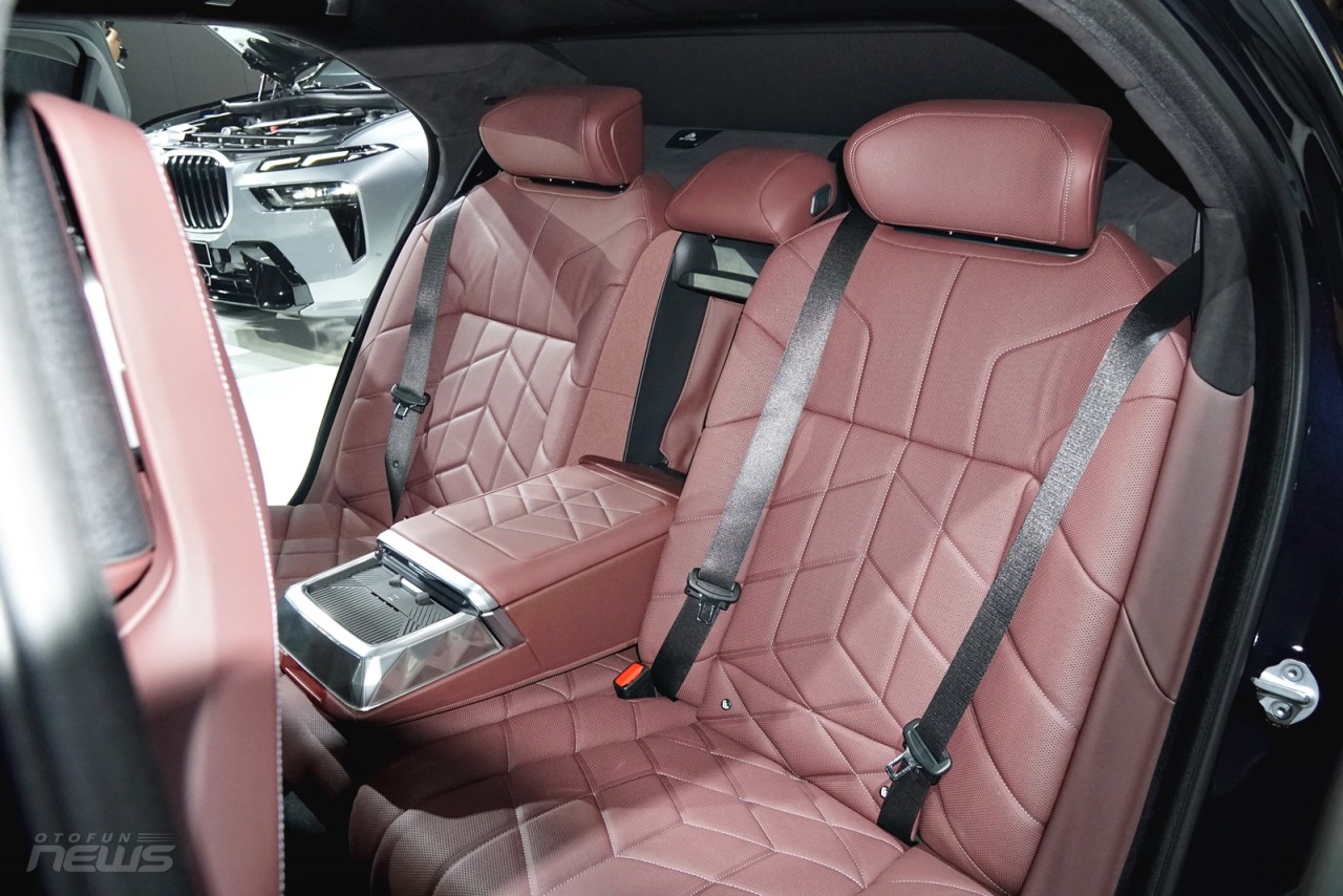 Cận cảnh BMW 7-Series 2023 giá từ 5,199 tỷ đồng tại Việt Nam Cận cảnh BMW 7-Series 2023 giá từ 5,199 tỷ đồng tại Việt Nam