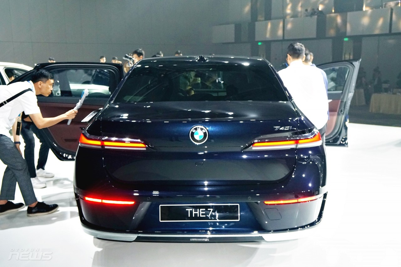 Cận cảnh BMW 7-Series 2023 giá từ 5,199 tỷ đồng tại Việt Nam Cận cảnh BMW 7-Series 2023 giá từ 5,199 tỷ đồng tại Việt Nam