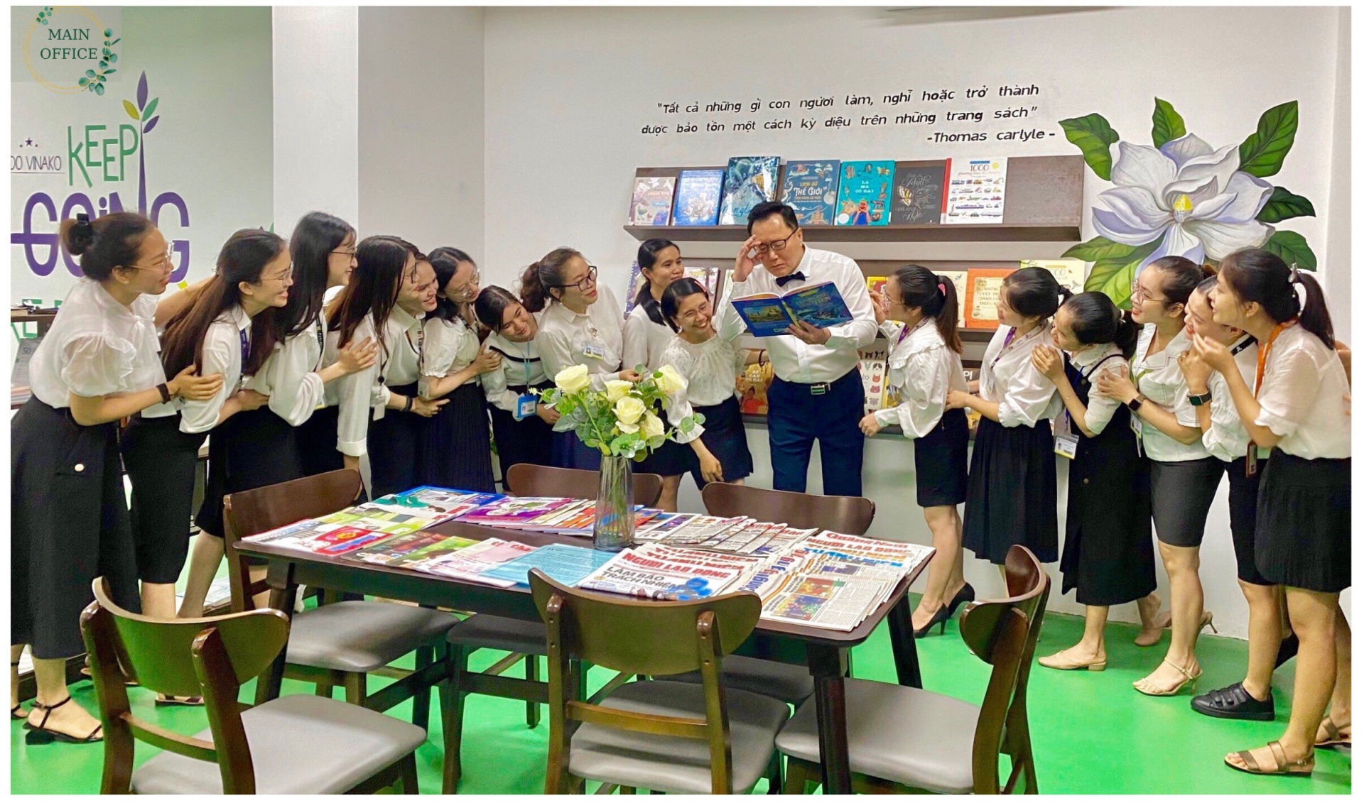 Ông Kim Byung Tae, Giám đốc Công ty Sedo Vinako (cầm sách) đọc sách cùng người lao động. Ảnh: ĐVCC Ông Kim Byung Tae, Giám đốc Công ty Sedo Vinako (cầm sách) đọc sách cùng người lao động. Ảnh: ĐVCC