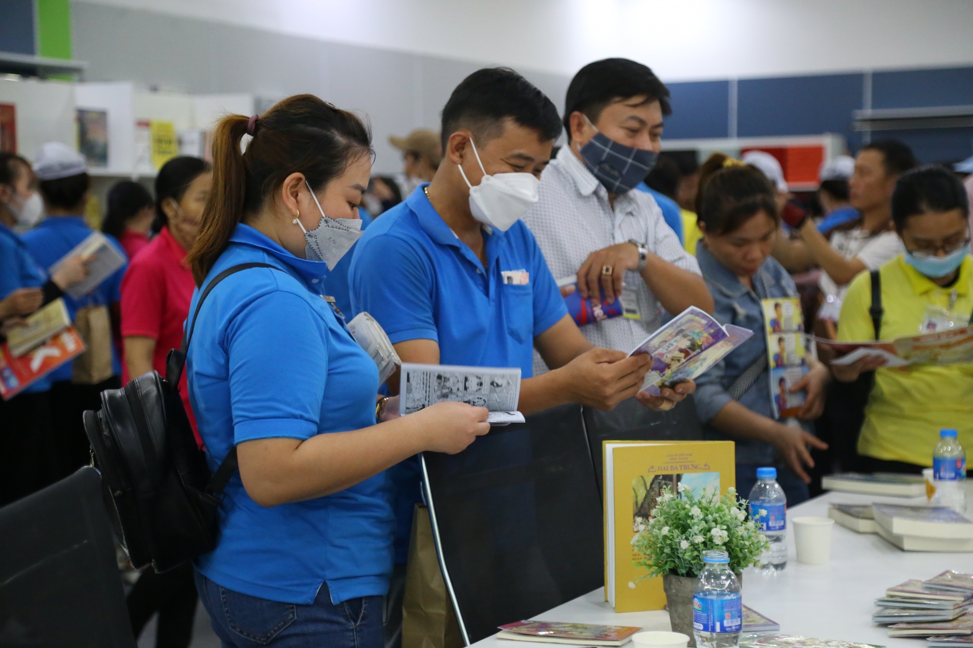Người lao động đọc say mê những quyển sách yêu thích. Ảnh: PHAN NGUYÊN Người lao động đọc say mê những quyển sách yêu thích. Ảnh: PHAN NGUYÊN