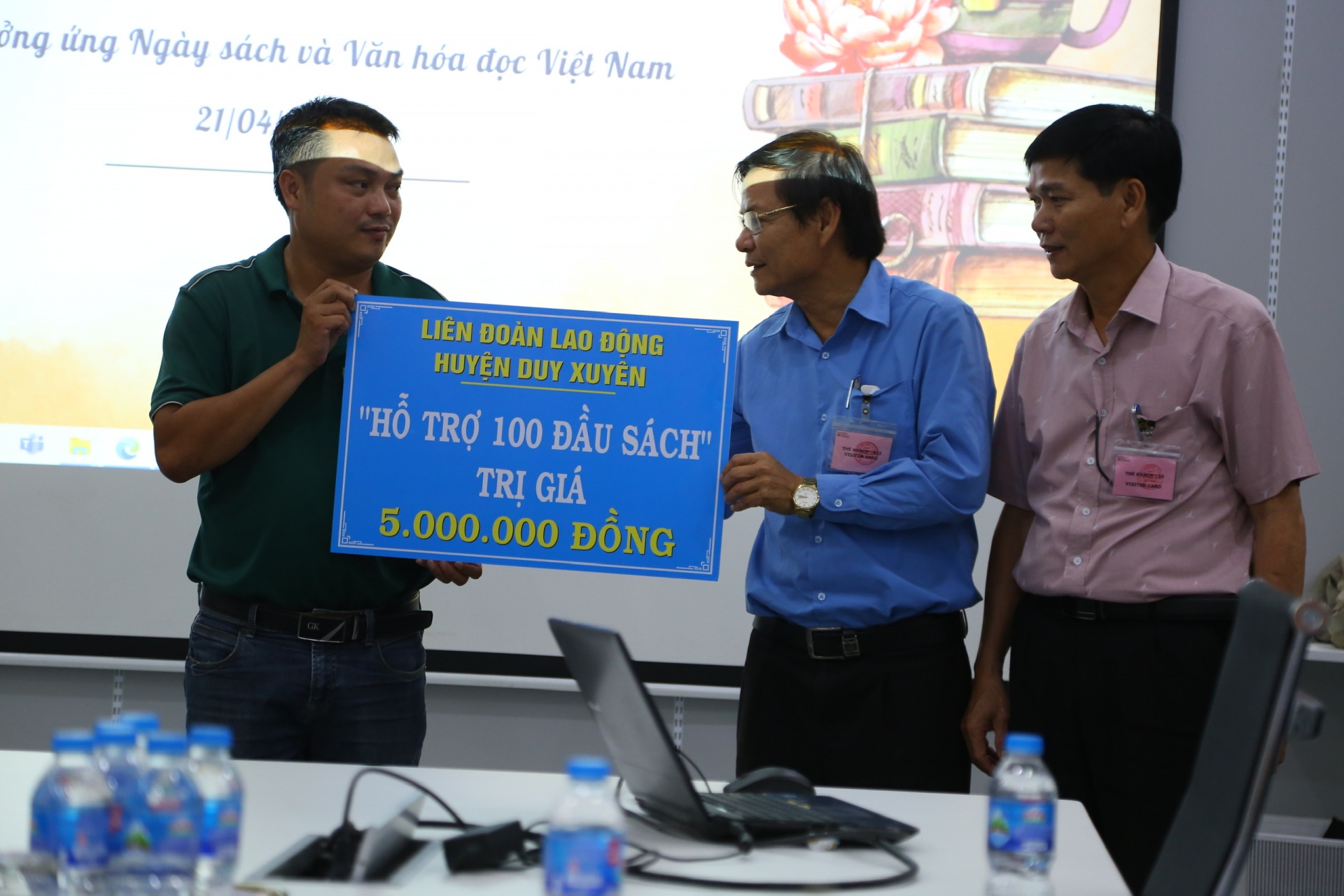 Liên đoàn Lao động huyện Duy Xuyên trao 100 đầu sách trị giá 5 triệu đồng cho Thư viện Sedo vinako. Ảnh: PHAN NGUYÊN Liên đoàn Lao động huyện Duy Xuyên trao 100 đầu sách trị giá 5 triệu đồng cho Thư viện Sedo vinako. Ảnh: PHAN NGUYÊN