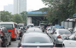 Ùn tắc đăng kiểm 2,5 triệu xe và trách nhiệm trên bàn họp