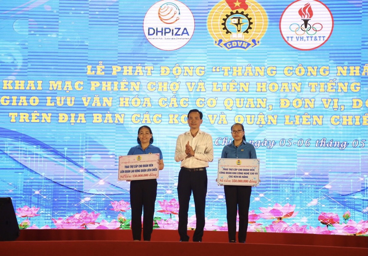 Đồng chí Nguyễn Duy Minh, Chủ tịch LĐLĐ TP. Đà Nẵng trao tặng kinh phí cho đoàn viên, người lao động cho các đơn vị. Ảnh: PHAN NGUYÊN