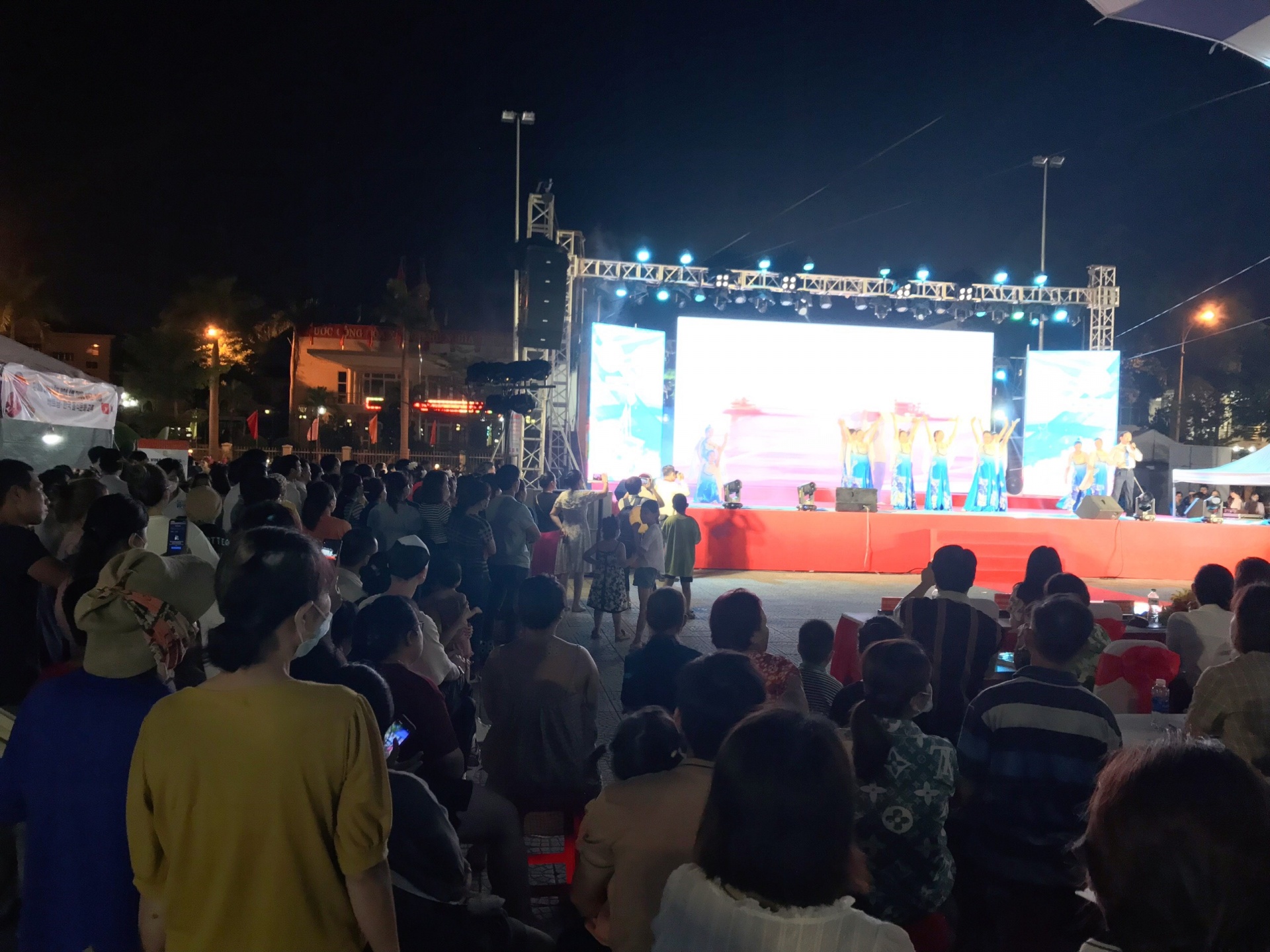 Người dân xem những tiết mục trong buổi khai mạc Liên hoan Tiếng hát CNVNLĐ . Ảnh: PHAN NGUYÊN