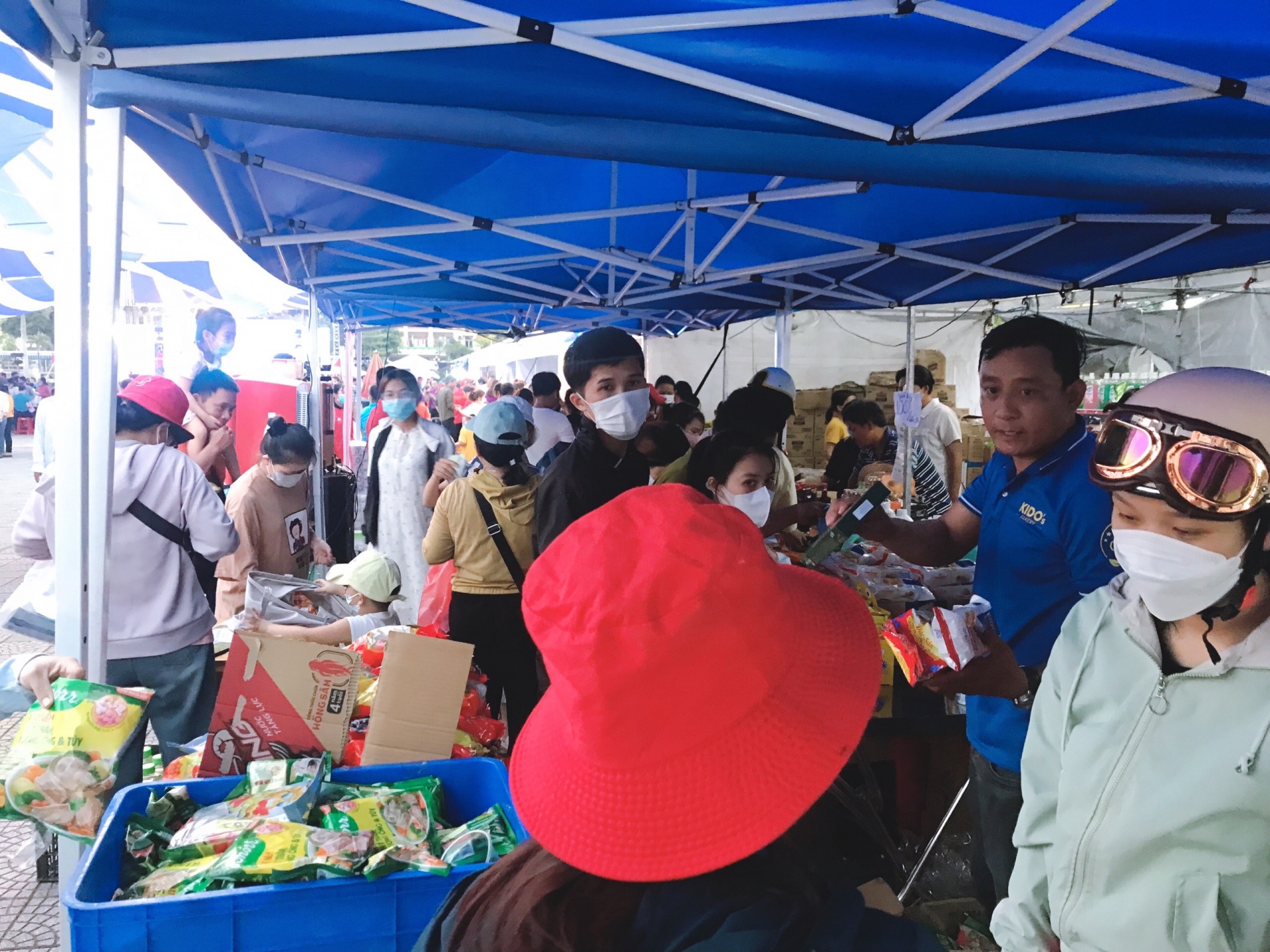 Những gian hàng giảm giá chật kín người mua sắm. Ảnh: PHAN NGUYÊN