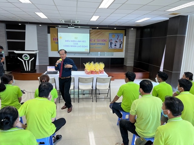 Chăm lo sức khỏe người lao động làm việc dưới nắng nóng Chăm lo sức khỏe người lao động làm việc dưới nắng nóng