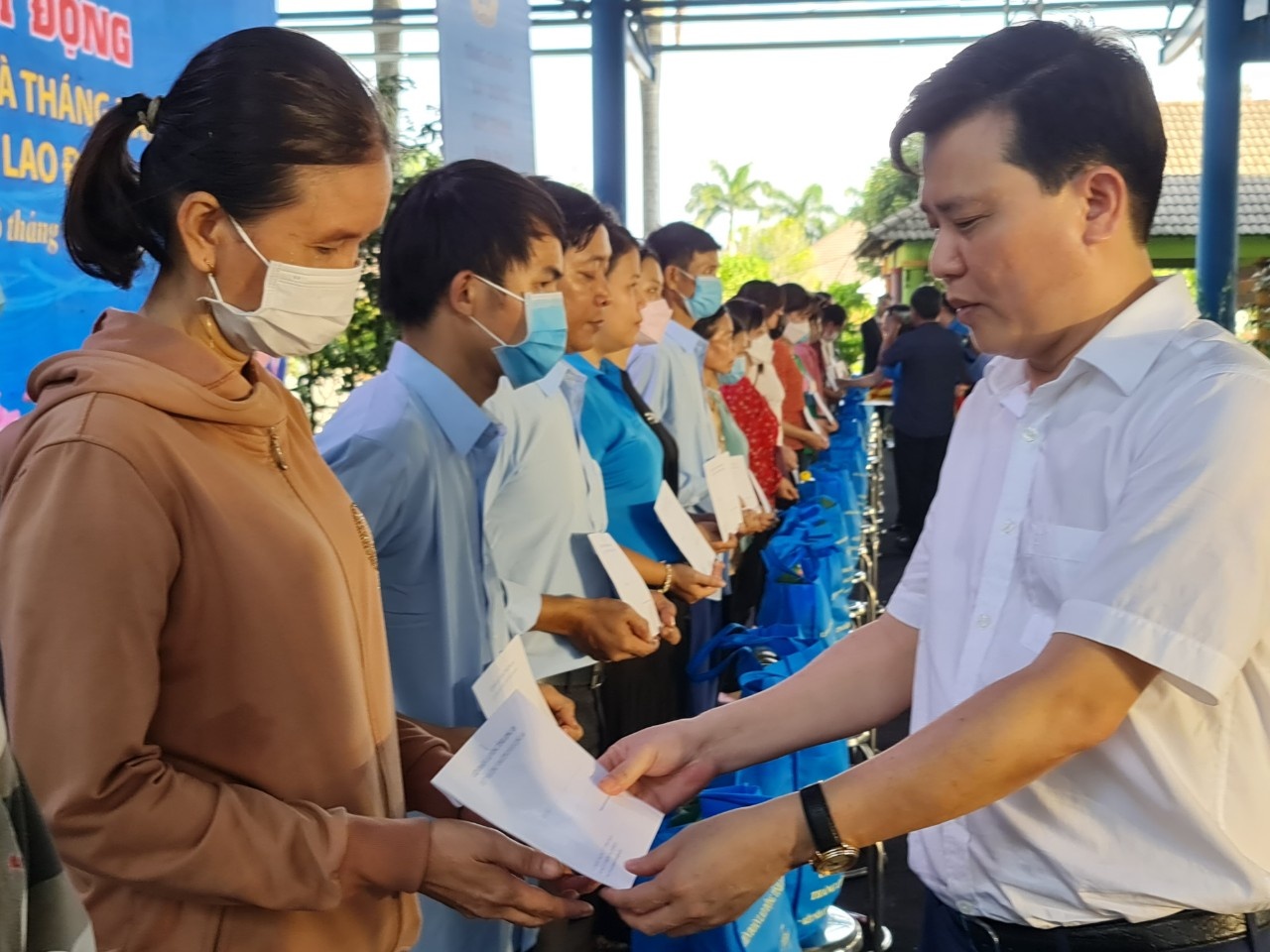 LĐLĐ Long An tổ chức nhiều hoạt động chăm lo trong Tháng Công nhân