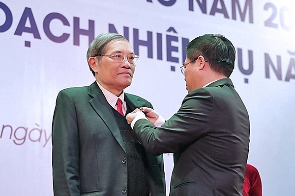 Bổ sung đối tượng được xét tặng danh hiệu “Nhà giáo nhân dân”, “Nhà giáo ưu tú” Bổ sung đối tượng được xét tặng danh hiệu “Nhà giáo nhân dân”, “Nhà giáo ưu tú”