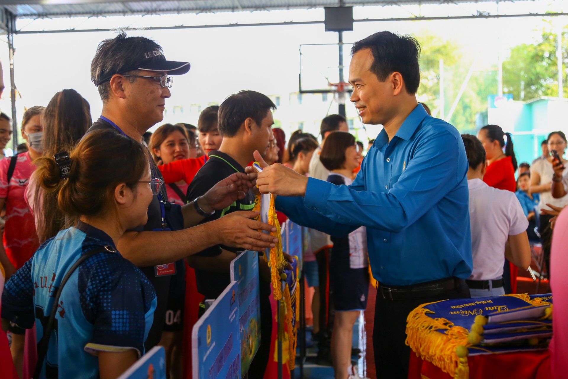 Đồng chí Nguyễn Duy Minh trao cờ lưu niệm cho các đội bóng tham gia Giải đấu. Ảnh: PHAN NGUYÊN