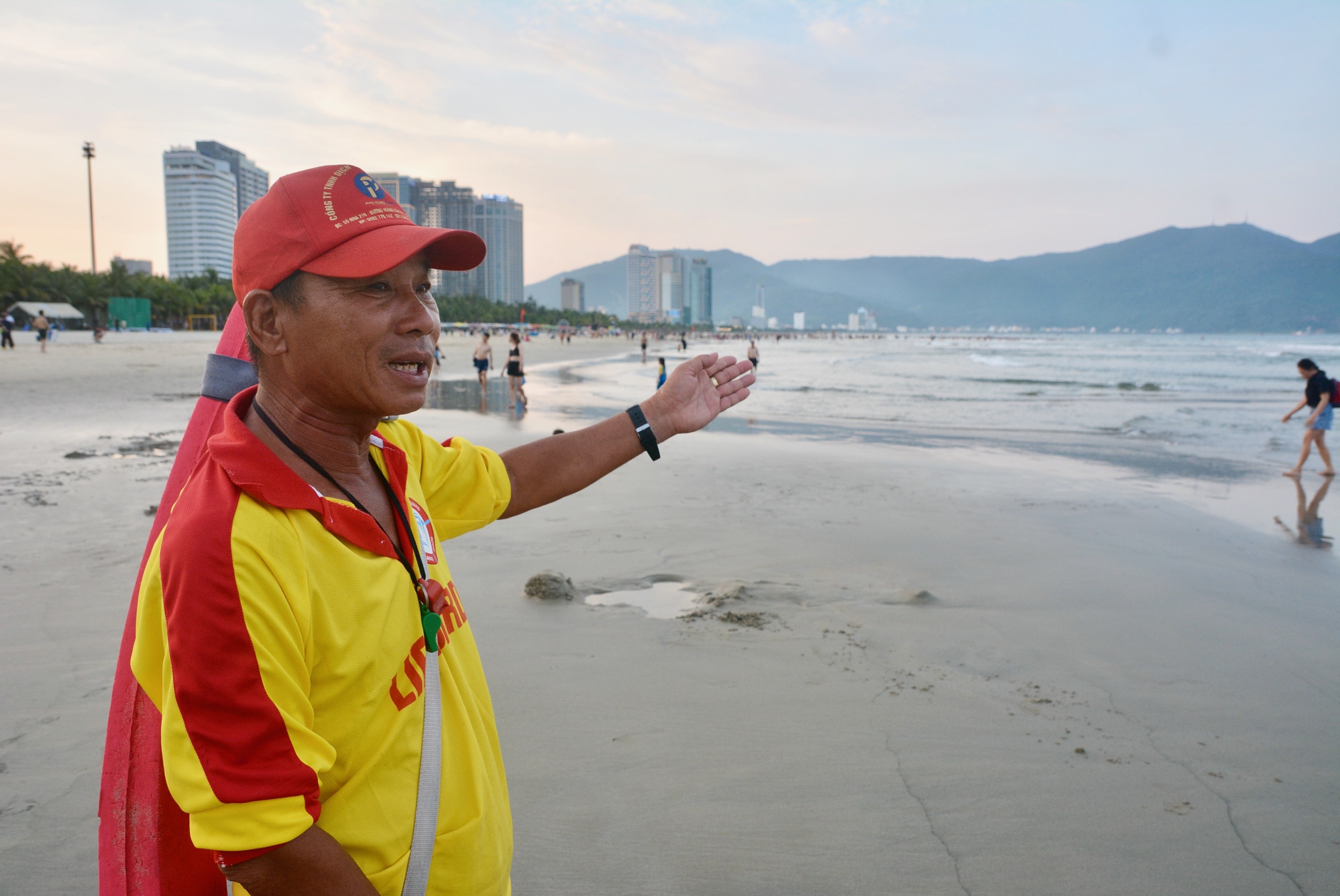 Người đàn ông cứu nhiều người thoát khỏi Người đàn ông cứu nhiều người thoát khỏi