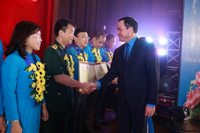 Học tập và làm theo Bác là nhiệm vụ thường xuyên, quan trọng Học tập và làm theo Bác là nhiệm vụ thường xuyên, quan trọng