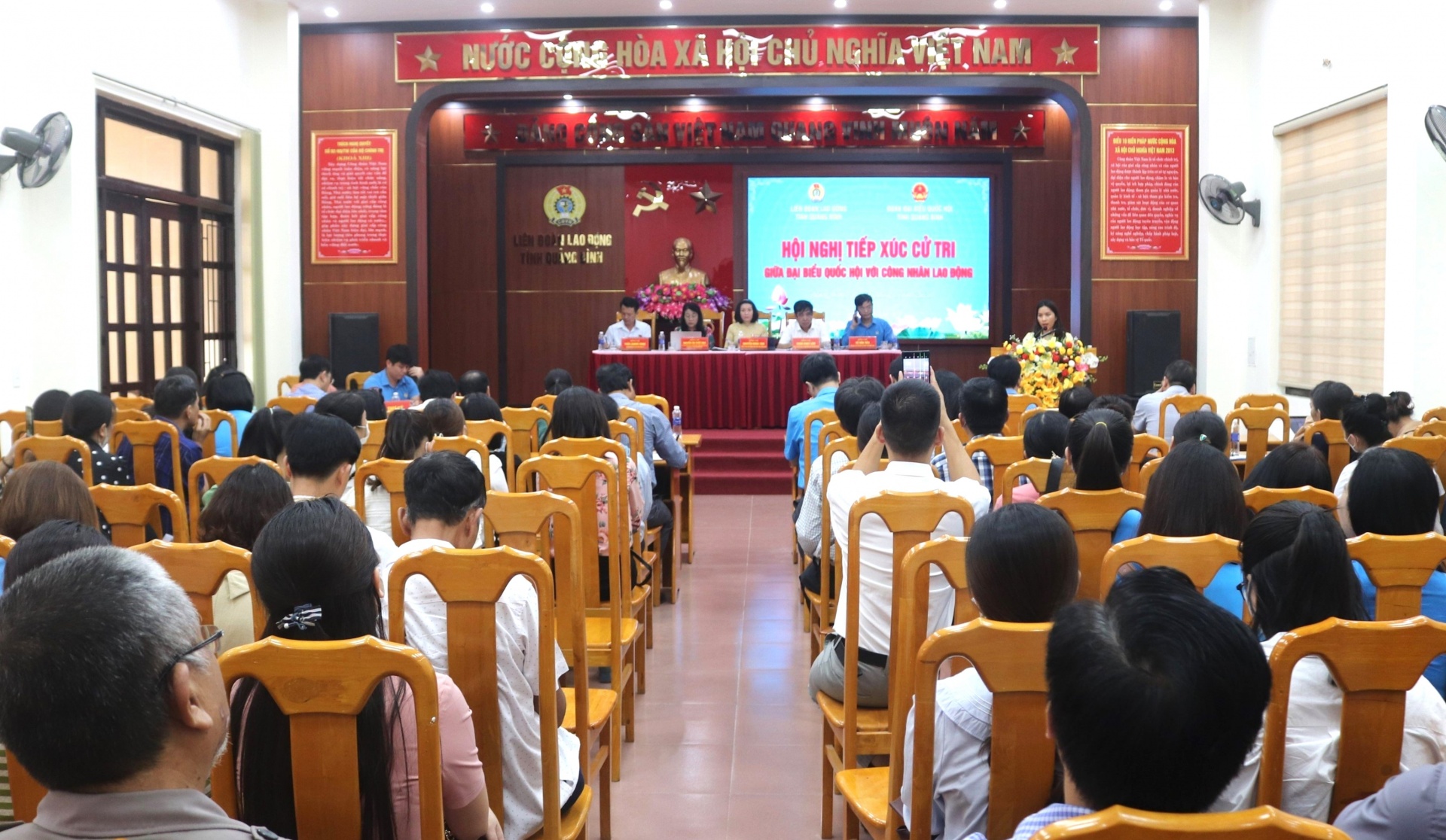 Đại biểu Quốc hội tỉnh Quảng Bình tiếp xúc với công nhân lao động Đại biểu Quốc hội tỉnh Quảng Bình tiếp xúc với công nhân lao động