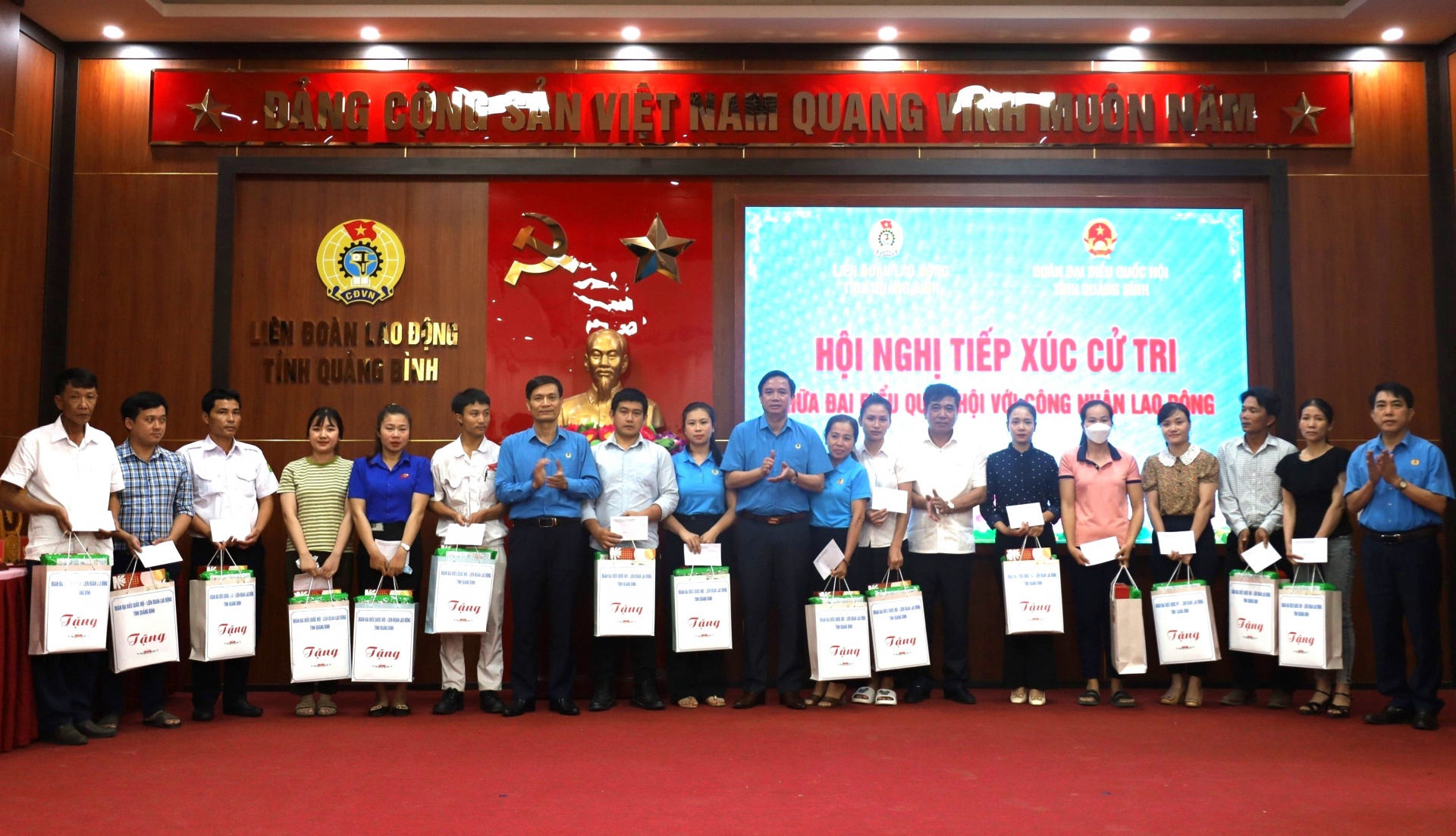 Đại biểu Quốc hội tỉnh Quảng Bình tiếp xúc với công nhân lao động Đại biểu Quốc hội tỉnh Quảng Bình tiếp xúc với công nhân lao động