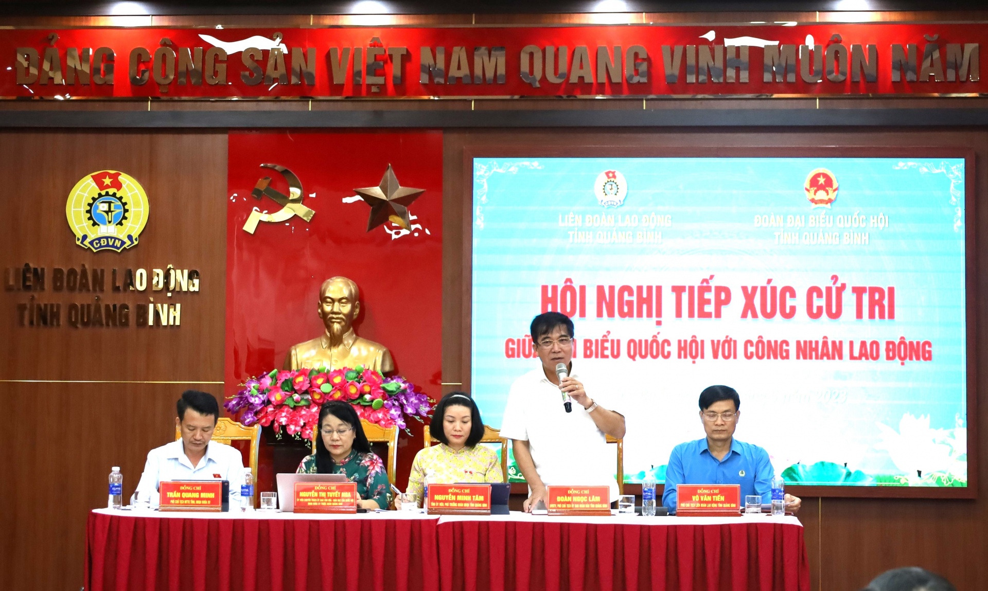 Đại biểu Quốc hội tỉnh Quảng Bình tiếp xúc với công nhân lao động Đại biểu Quốc hội tỉnh Quảng Bình tiếp xúc với công nhân lao động